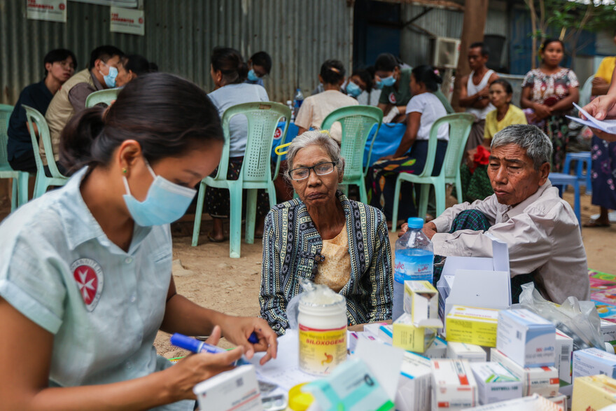 Eine Helferin verteilt Medikamente an Menschen nach Erdbeben in Myanmar Eine Helferin verteilt Medikamente an Menschen nach Erdbeben in Myanmar