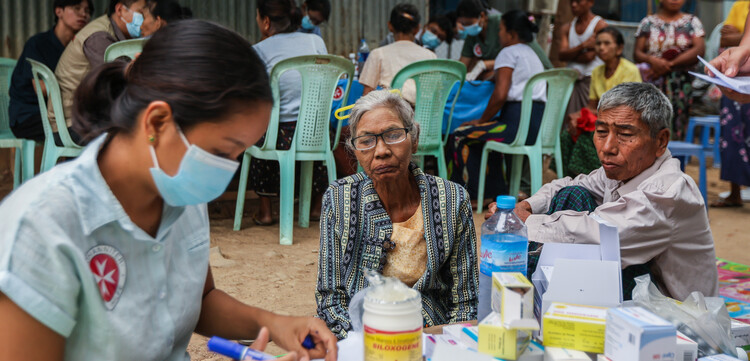Eine Helferin verteilt Medikamente an Menschen nach Erdbeben in Myanmar Eine Helferin verteilt Medikamente an Menschen nach Erdbeben in Myanmar