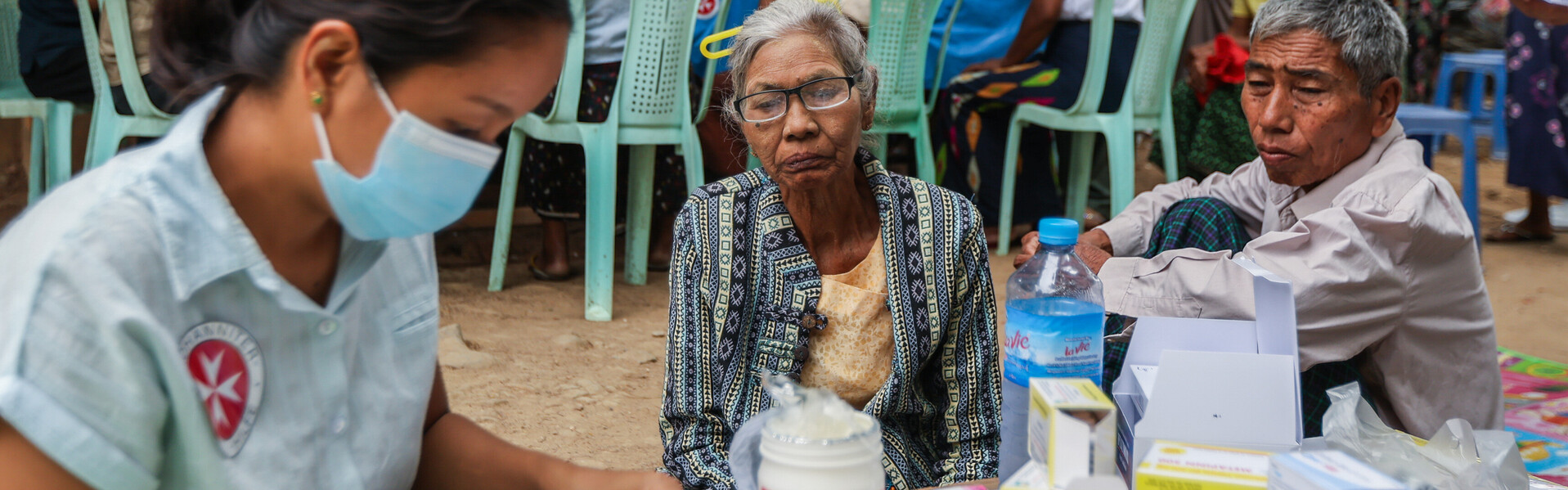 Eine Helferin der Johanniter versorgt vom Erdbeben in Myanmar betroffene Menschen in einer mobilen Klinik
