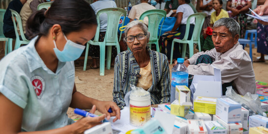  Eine Helferin der Johanniter versorgt vom Erdbeben in Myanmar betroffene Menschen in einer mobilen Klinik