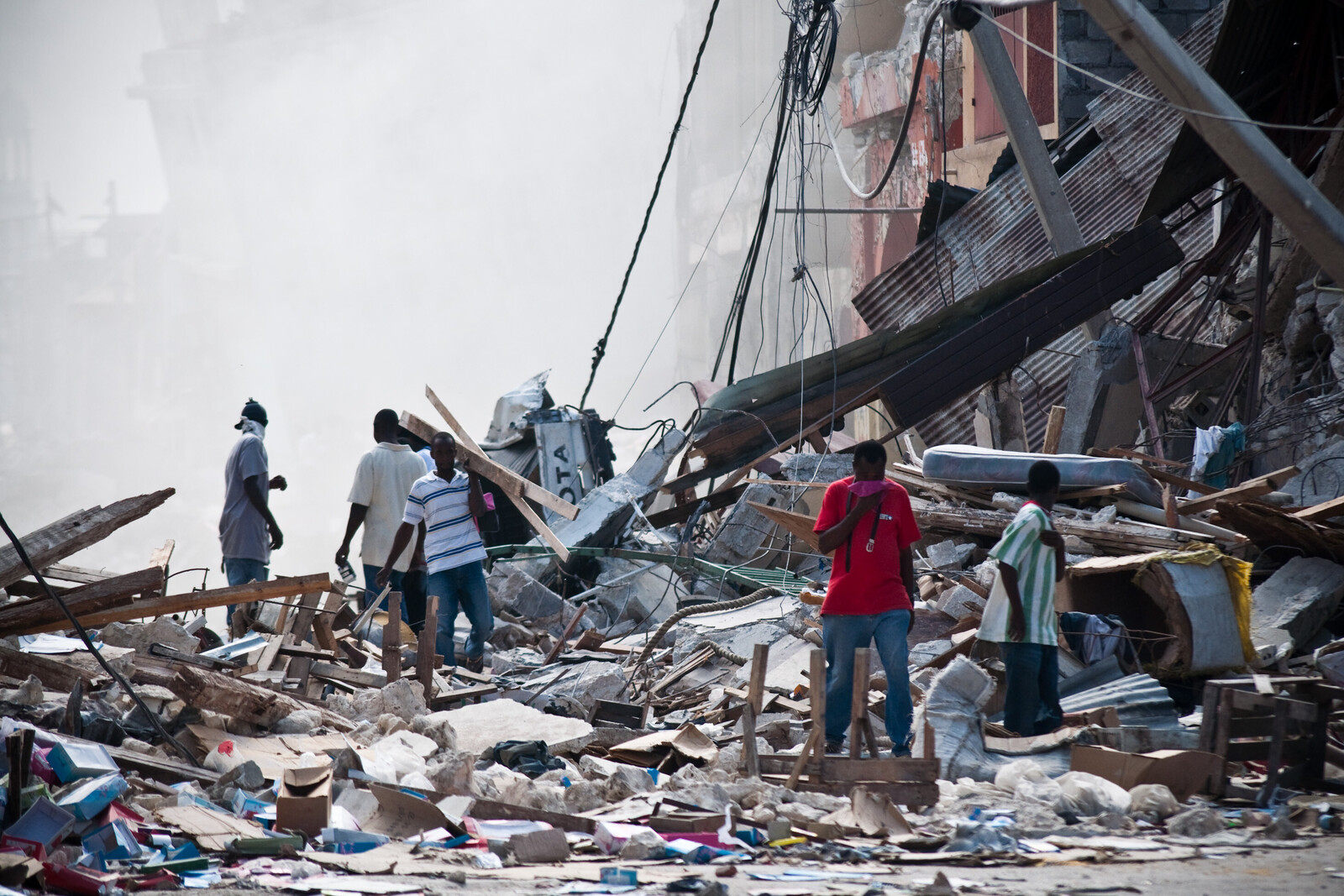 Zerstörung und Trümmer: Beim Erdbeben in Haiti 2010 verloren Menschen wie dieser Mann auf dem Foto alles