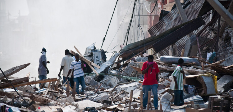 Zerstörung und Trümmer: Beim Erdbeben in Haiti 2010 verloren Menschen wie dieser Mann auf dem Foto alles