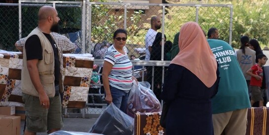 Über lokale Partner verteilen die Johanniter  im Südlibanon Hilfsgüter an Menschen
