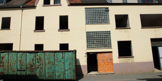 Ein Haus in Dernau im Ahrtal, ein Jahr nach der Flutkatastrophe 2021