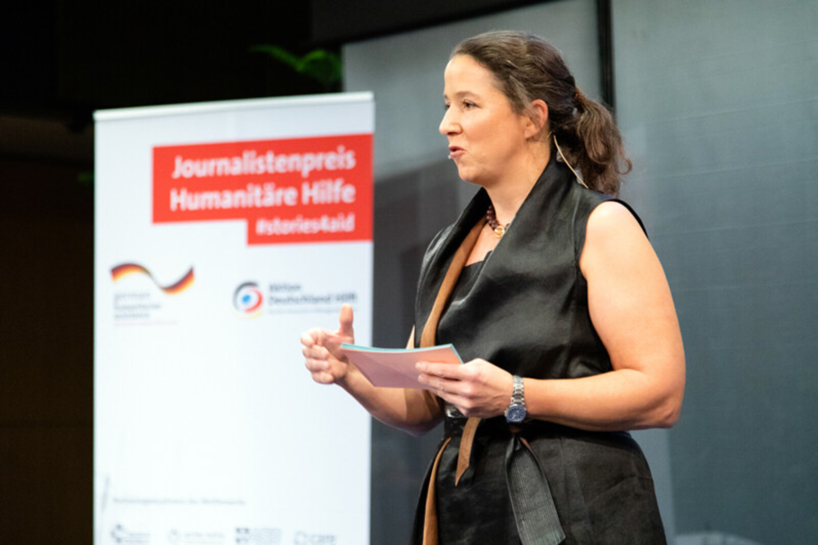Moderatorin Ariane Reimers bei der Preisverleihung zum Journalistenpreis Humanitäre Hilfe