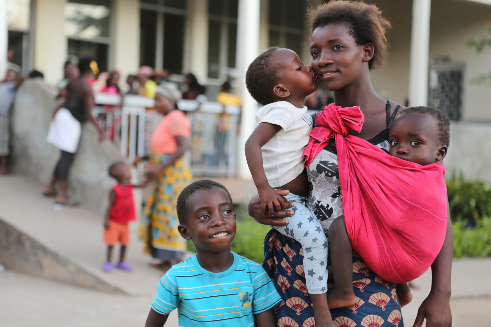 Eine Frau und ihre drei Kinder in Mosambik – sie haben ihr Zuhause verloren