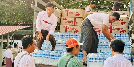 Helfer verteilen nach dem Erdbeben Wasser in Myanmar
