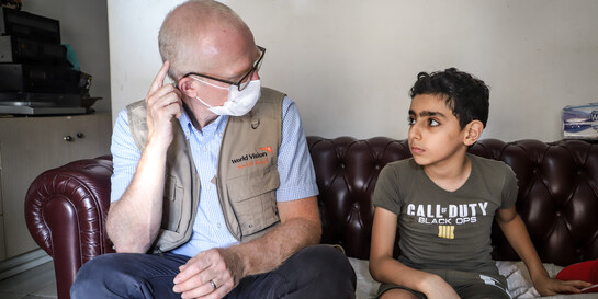Ein Helfer unseres Bündnisses beim Gespräch mit Ahmad aus Beirut