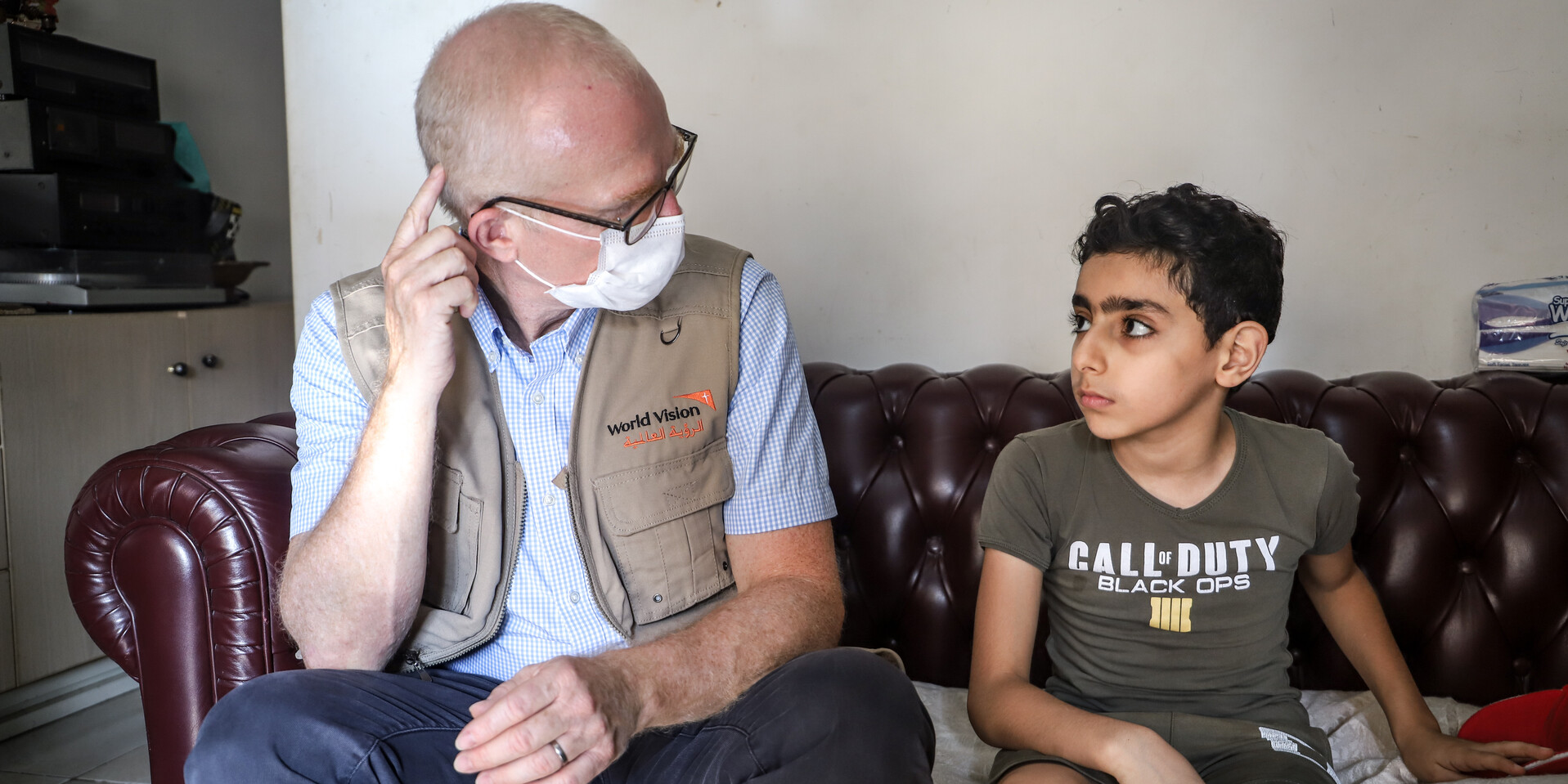 Ein Helfer unseres Bündnisses beim Gespräch mit Ahmad aus Beirut Ein Helfer unseres Bündnisses beim Gespräch mit Ahmad aus Beirut