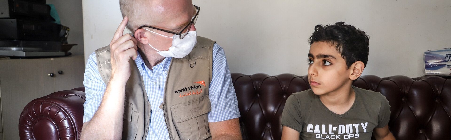 Ein Helfer unseres Bündnisses beim Gespräch mit Ahmad aus Beirut
