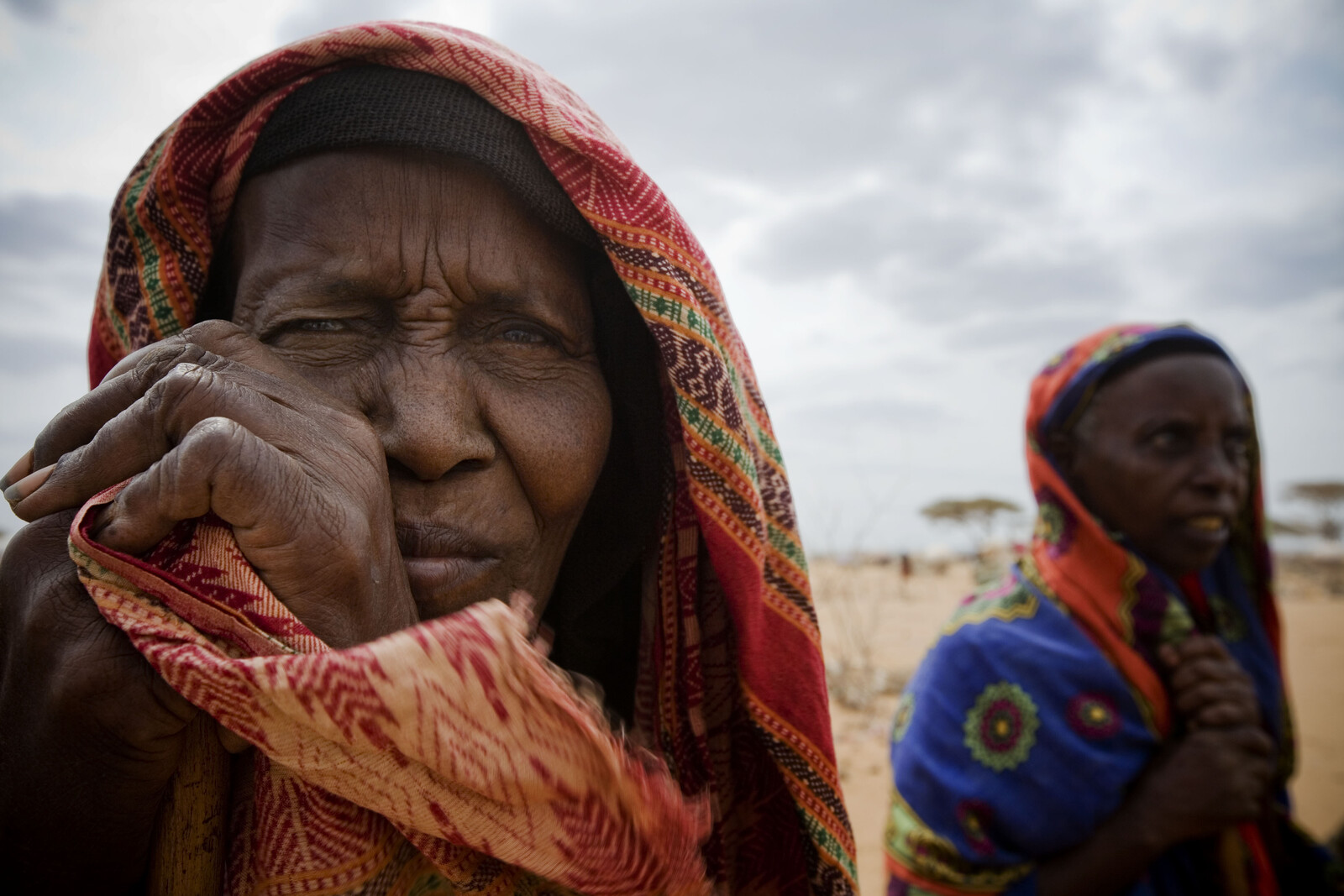 In der Sahelzone ist es immer sehr trocken und heiß. Eine Frau schützt sich mit einem Kopftuch vor der Hitze.