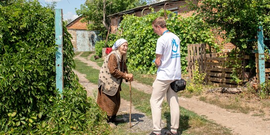 Ein Helfer von Handicap International spricht mit einer Frau in der Ukraine