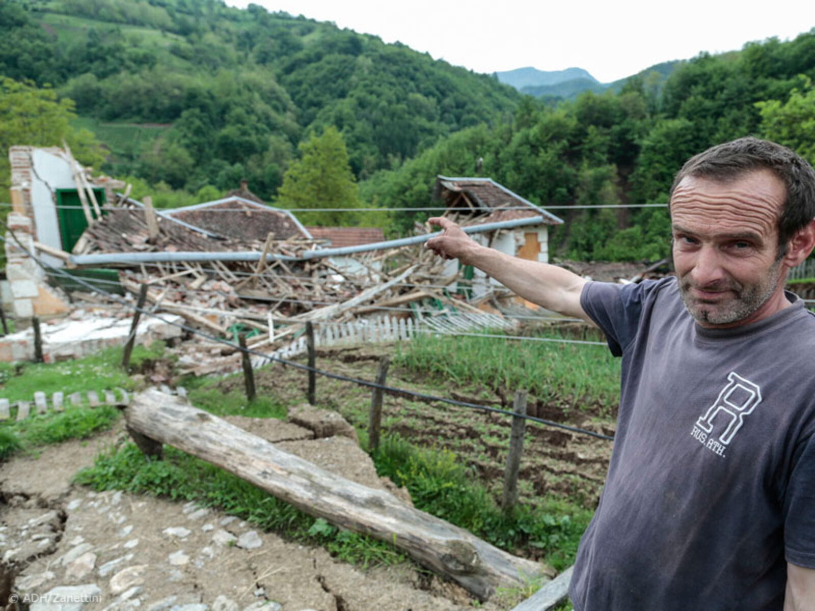 Zoran Pirgic hat durch das Hochwasser und die Erdrutsche sein Kartoffelfeld sowie viele seiner Nutztiere verloren