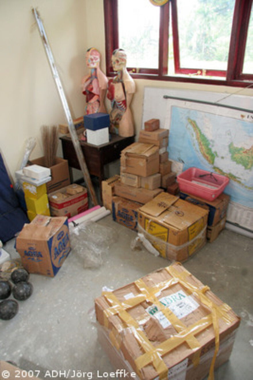 Tsunami-Hilfe Indonesien: das neue Unterrichtsmaterial wartet darauf ausgepackt zu werden