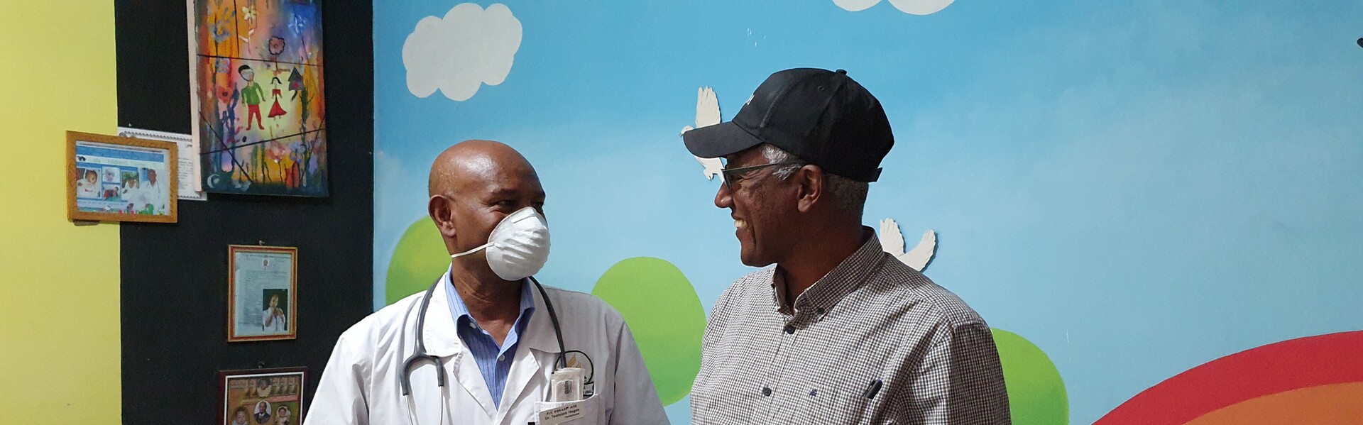 Dawit Mehari (r.) im Gespräch mit dem Klinikleiter Dr. Tesfalem. Bis zu 50 Kinder werden täglich aus Mekele hierhergebracht