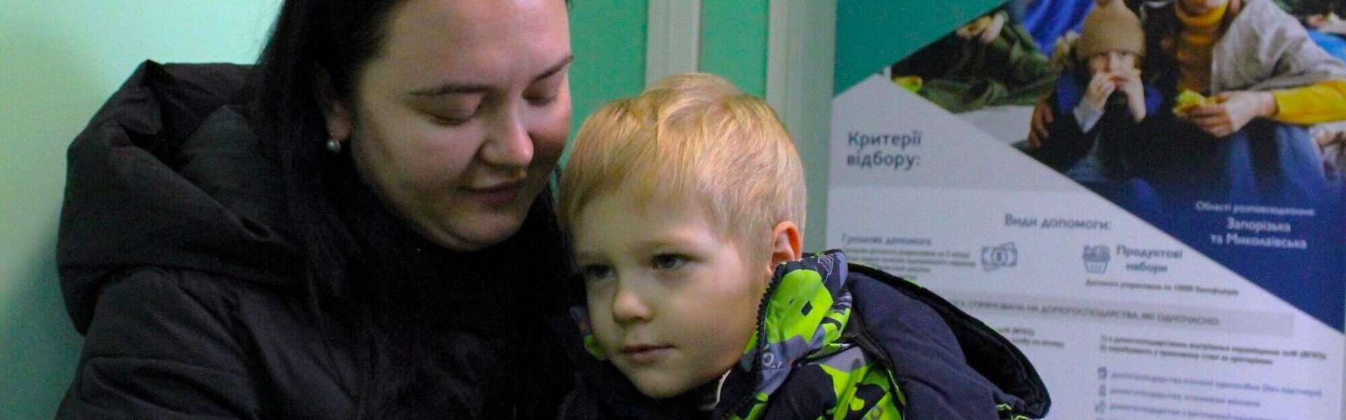 Eine Mutter mit ihrem Kind in der Ukraine