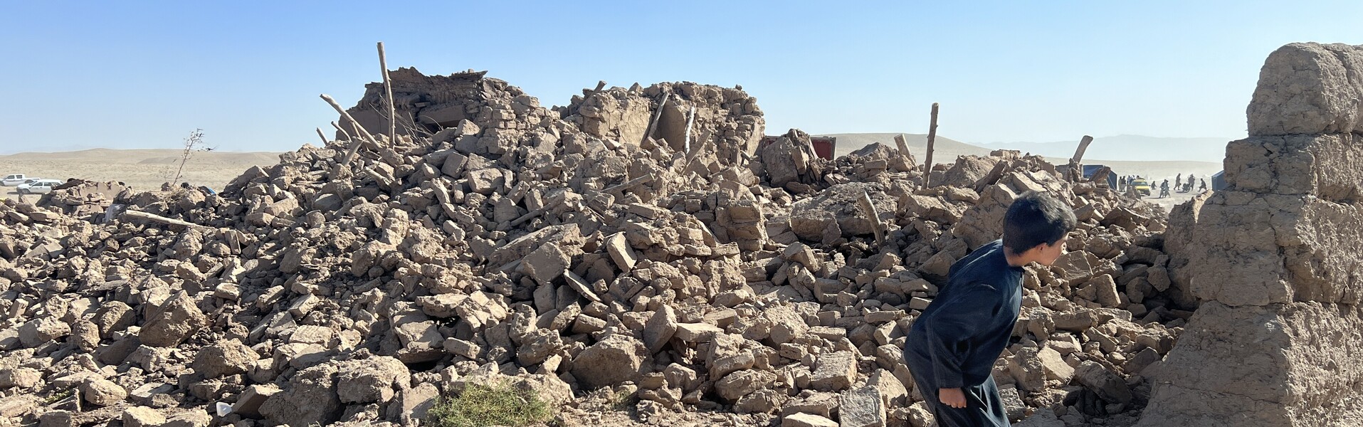 Ein Junge im Erdbebengebiet in Afghanistan