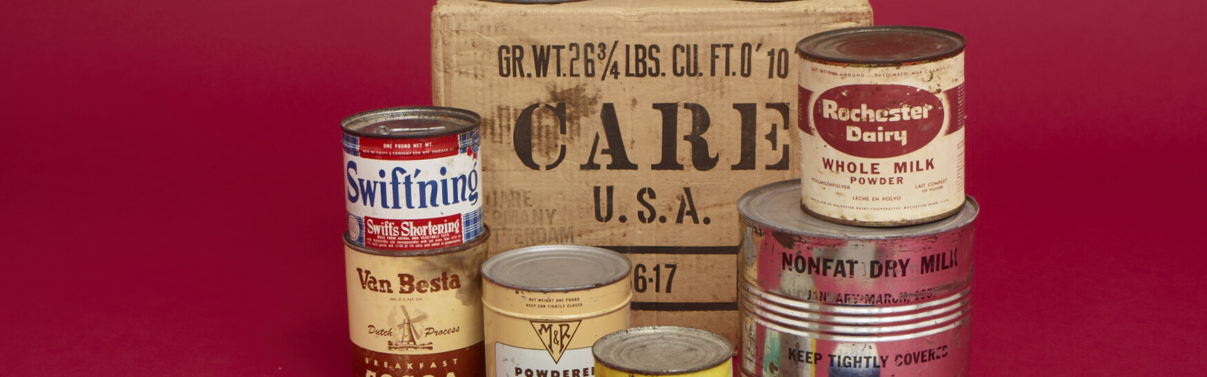 CARE-Paket von 1946. Inhalt: Kakao, Kaffee und Milchpulver, Kondensmilch, Seife, Schmalz sowie tierische und pflanzliche Fette.