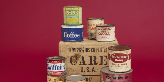 CARE-Paket von 1946. Inhalt: Kakao, Kaffee und Milchpulver, Kondensmilch, Seife, Schmalz sowie tierische und pflanzliche Fette.