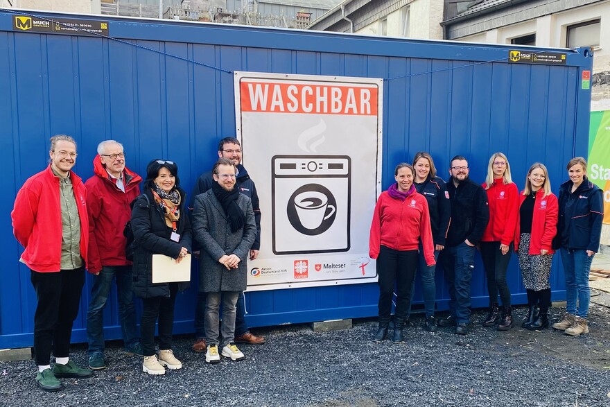 Helferinnen und Helfer der Waschbar in Bad Neuenahr-Ahrweiler Helferinnen und Helfer der Waschbar in Bad Neuenahr-Ahrweiler
