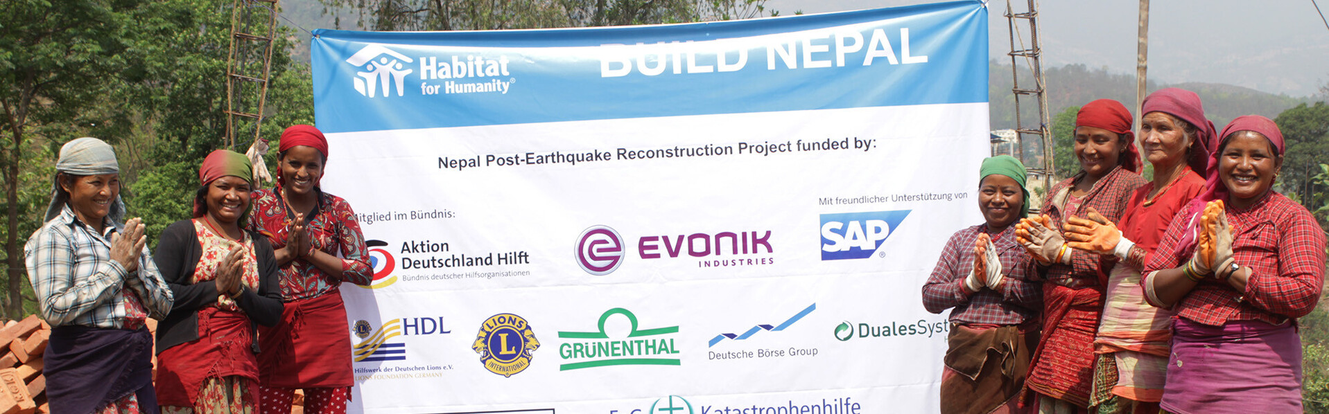 Frauen stehen in Nepal vor einem Wiederaufbauprojekt.