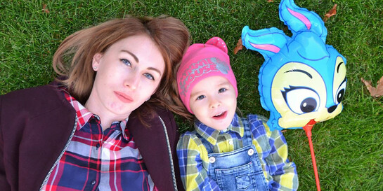 Antonia, Helferin bei Handicap International in der Ukraine, mit ihrer Tochter Varvara