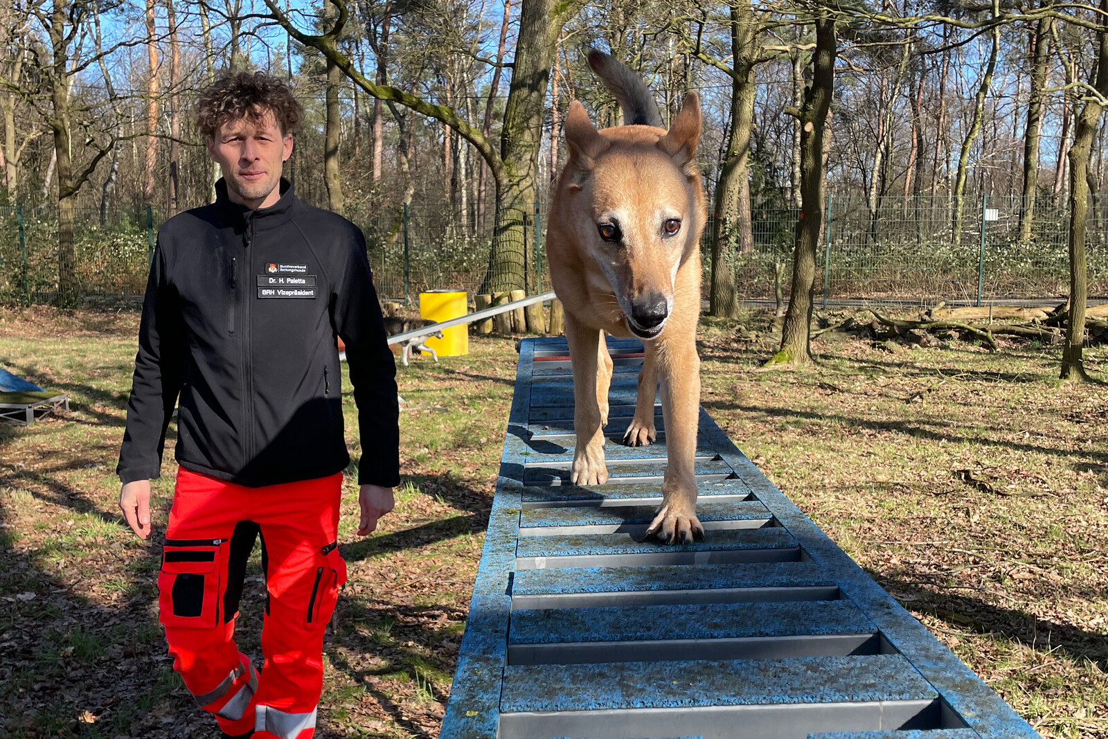 Henri Paletta mit seinem Hund auf einem Übungsplatz in NRW