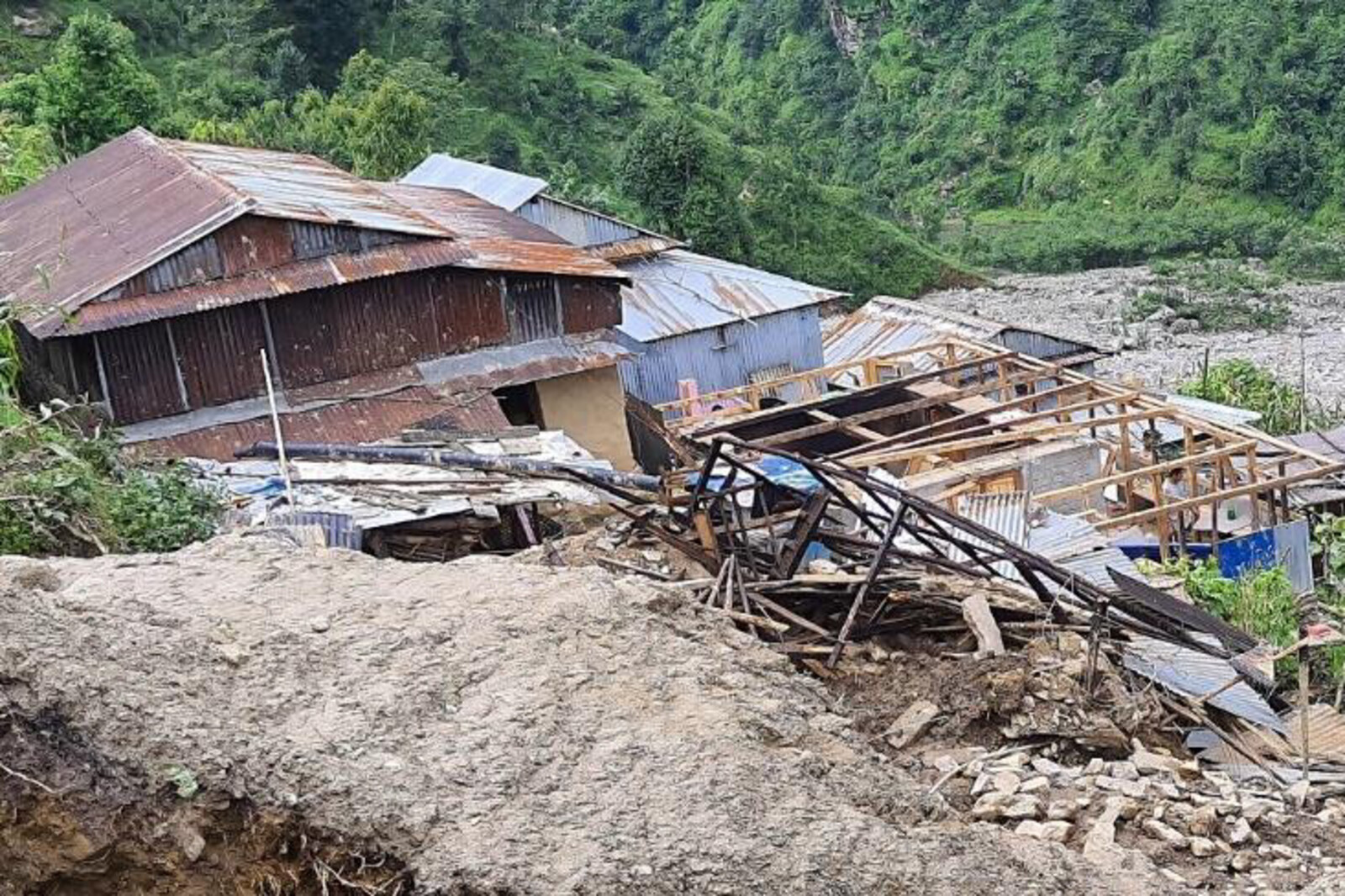 Ein zerstörtes Haus nach einem Erdrutsch
