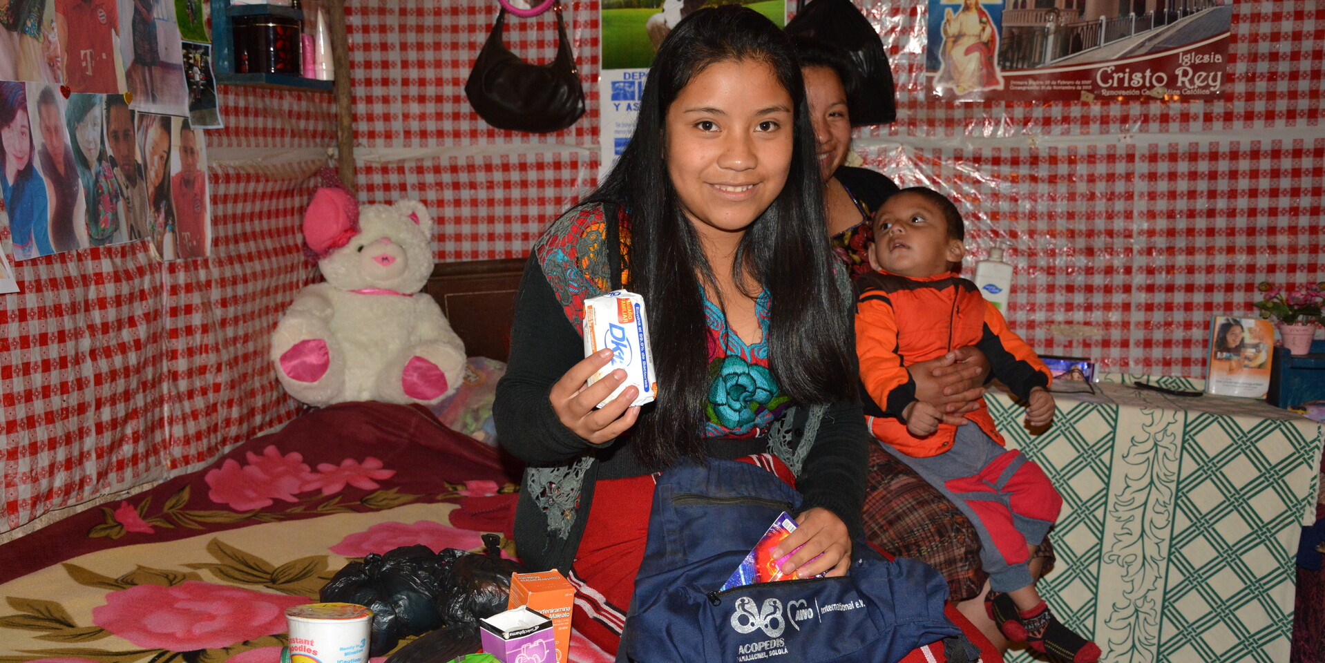 Vivian Quisquina aus Guatemala zeigt den Inhalt ihres Notfall-Rucksacks Vivian Quisquina aus Guatemala zeigt den Inhalt ihres Notfall-Rucksacks