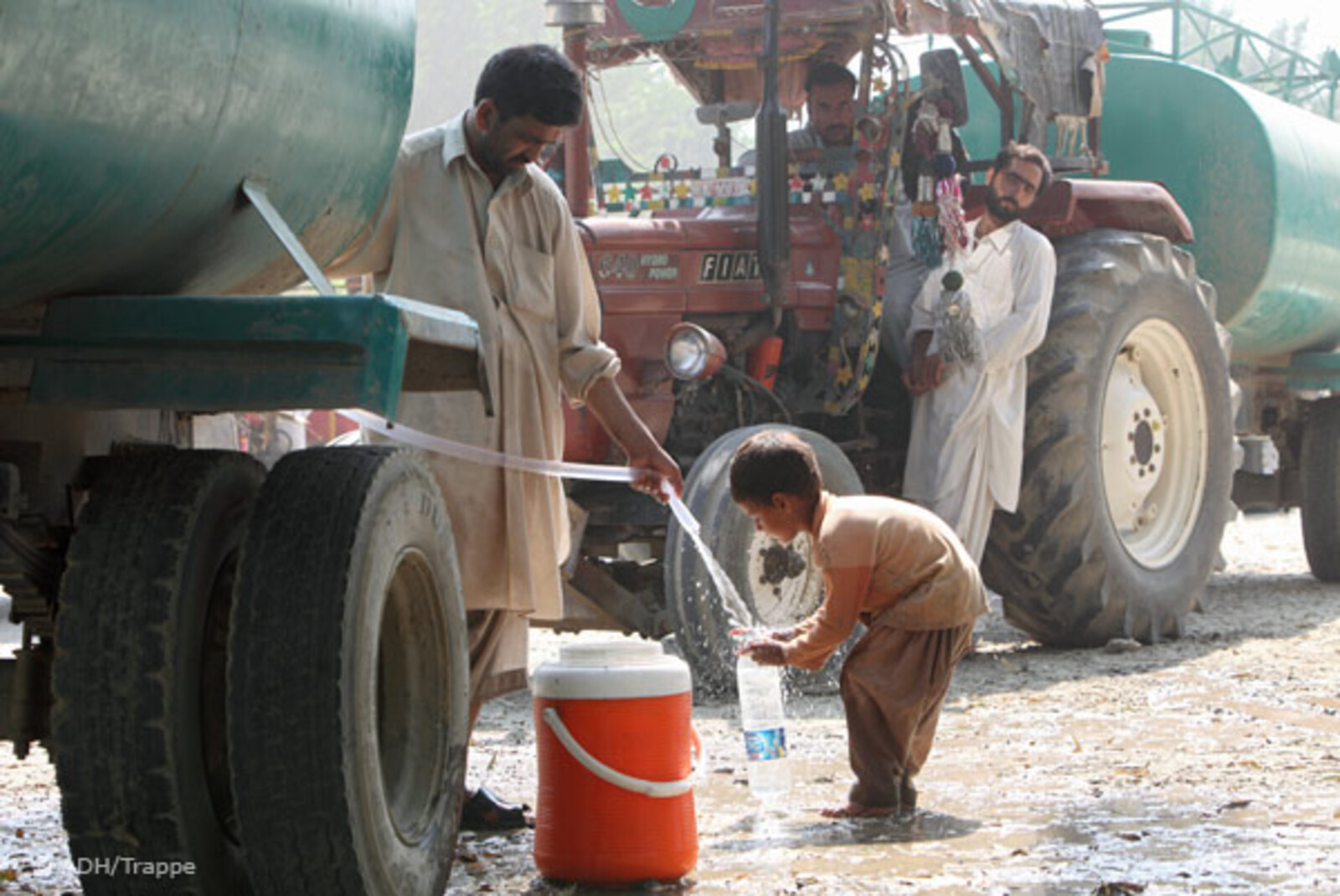 Flut Pakistan: Junge holt Wasser am Wasserwagen