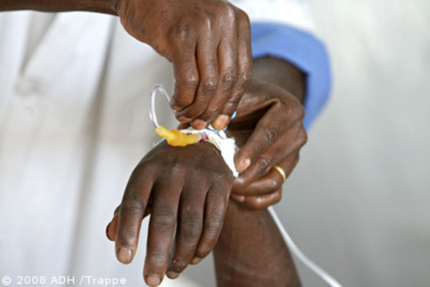 Kongo: Hand mit Infusion