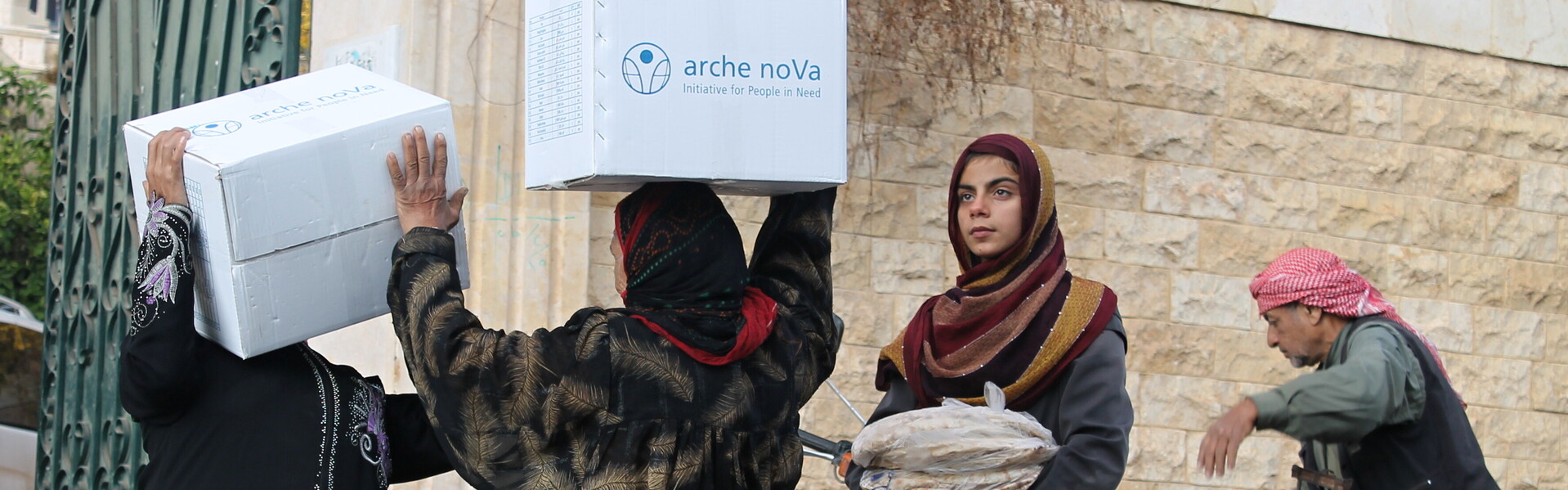 In Syrien erhalten Menschen Hilfspakete unserer Bündnisorganisation arche noVa.