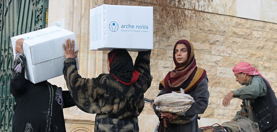 In Syrien erhalten Menschen Hilfspakete unserer Bündnisorganisation arche noVa.