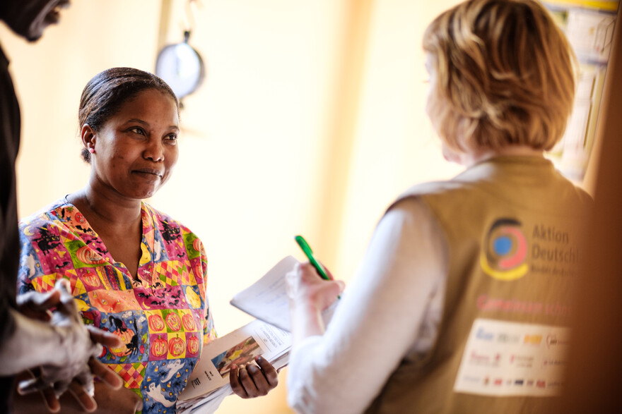 Klinikleiterin Sejour Manouchka während einer Schulung für Mütter zur Ernährung von Kleinkindern in der Klinik in Lamardelle in Haiti Klinikleiterin Sejour Manouchka während einer Schulung für Mütter zur Ernährung von Kleinkindern in der Klinik in Lamardelle in Haiti