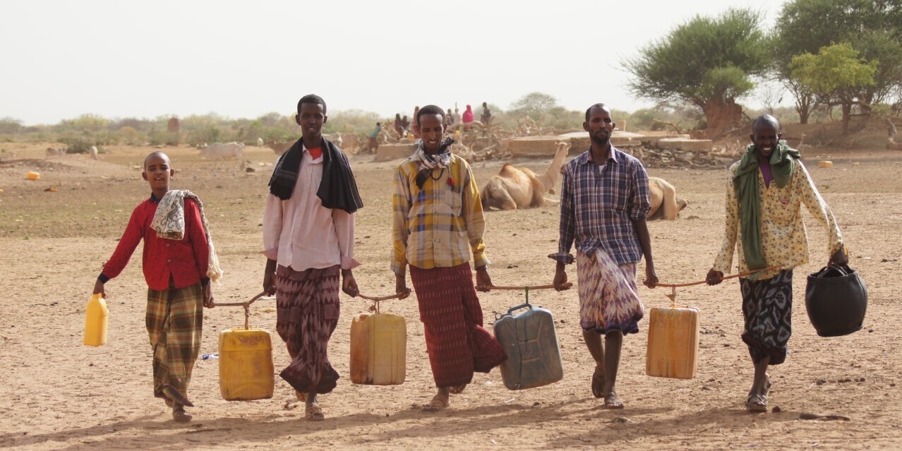 Männer tragen in Äthiopien Wasserkanister – arche noVa hilft den Menschen im Land, sich gegen die Folgen des Klimawandels zu wappnen (Archivfoto) Männer tragen in Äthiopien Wasserkanister – arche noVa hilft den Menschen im Land, sich gegen die Folgen des Klimawandels zu wappnen (Archivfoto)