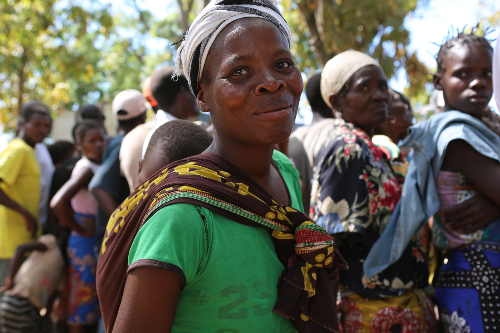 Eine Frau erhält nach Zyklon Idai Hilfe in Mosambik