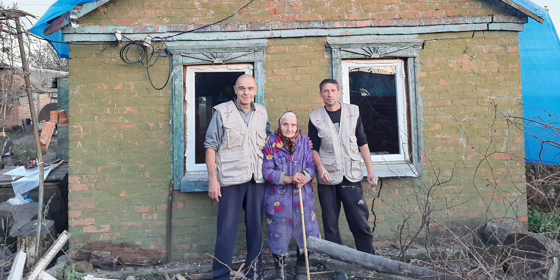 Helfer von Malteser International haben die Scheune von Oma Nina mit neuen Fenstern ausgestattet