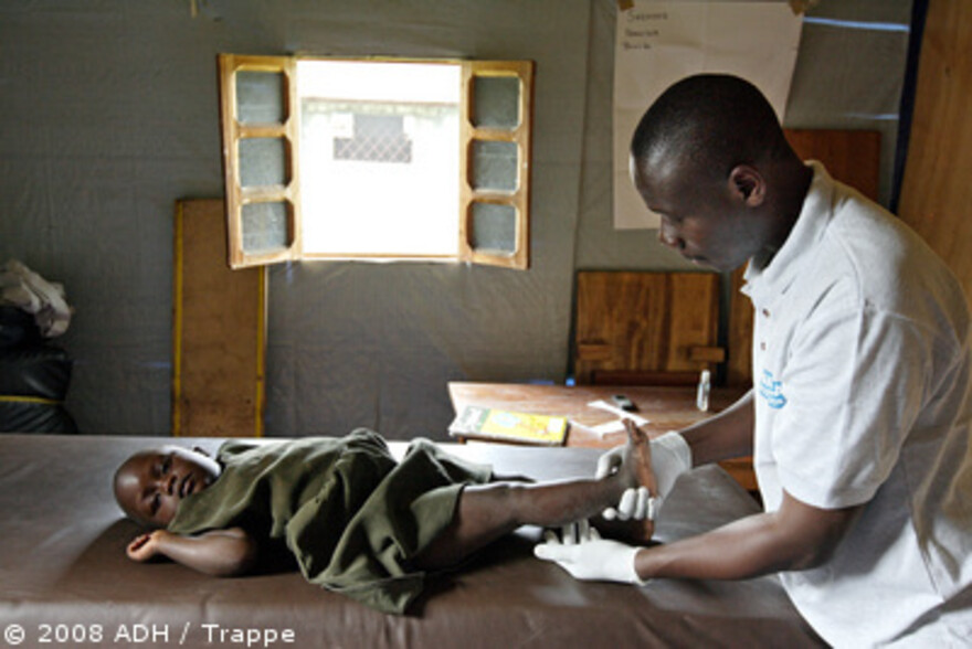 Kongo: Ein Kleinkind wird therapiert