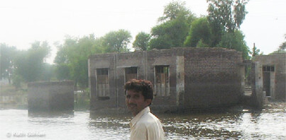 Flut Pakistan 2010: Mann vor einem Haus