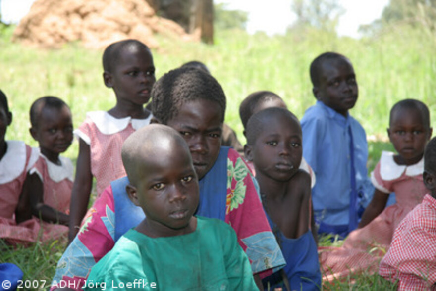 Flut Afrika: neugierige Kinder beim ASB Projekt