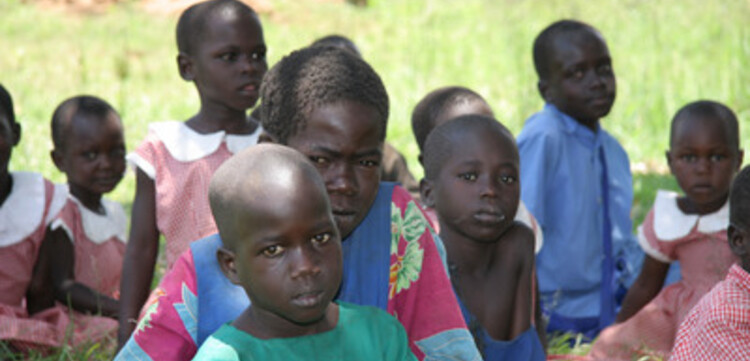 Flut Afrika: neugierige Kinder beim ASB Projekt