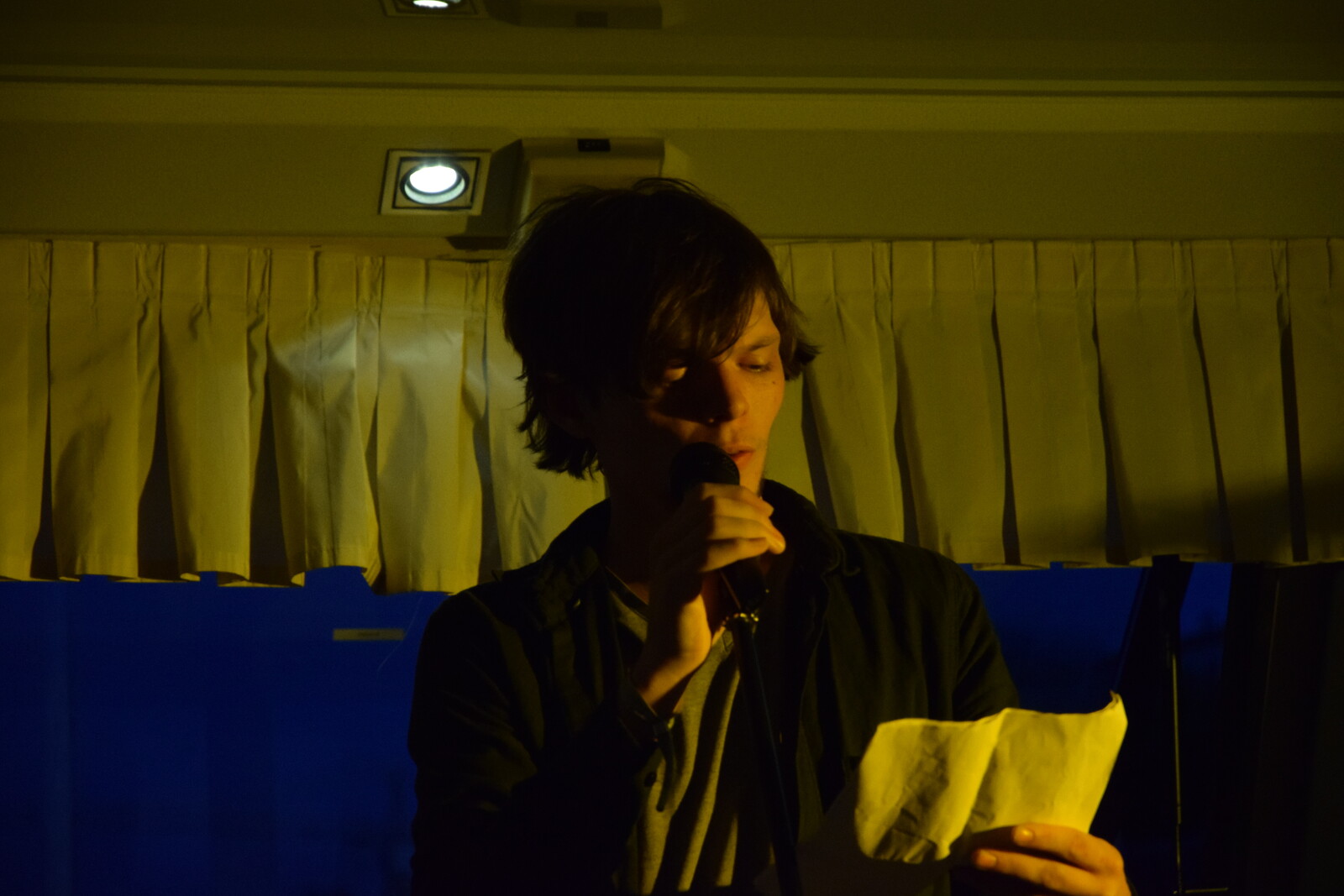 Julian aus Kassel findet man seit über 4 Jahren auf dem Poetry Slam Parkett. Julian aus Kassel findet man seit über 4 Jahren auf dem Poetry Slam Parkett.