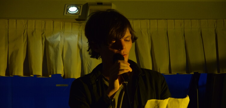 Julian aus Kassel findet man seit über 4 Jahren auf dem Poetry Slam Parkett. Julian aus Kassel findet man seit über 4 Jahren auf dem Poetry Slam Parkett.