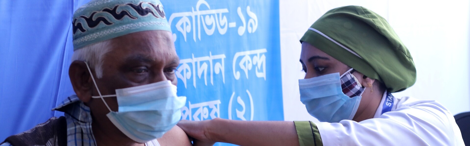 Eine Krankenschwester impft einen Mann in Bangladesch