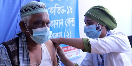 Eine Krankenschwester impft einen Mann in Bangladesch