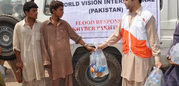 hilfsgueter Flut Pakistan: Verteilung von Lebensmitteln durch World Vision