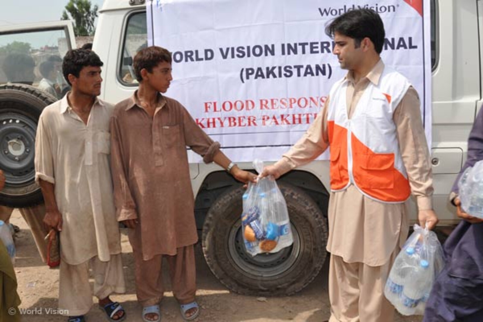 hilfsgueter Flut Pakistan: Verteilung von Lebensmitteln durch World Vision