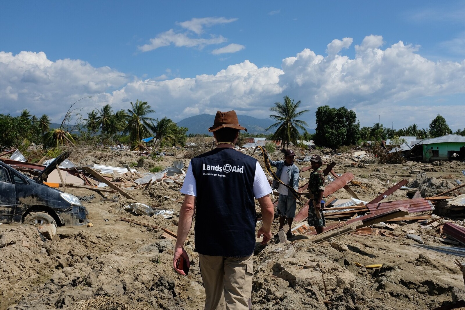 Ein Mitarbeiter der Hilfsorganisation LandsAid inmitten des Katastrophengebiets auf Sulawesi