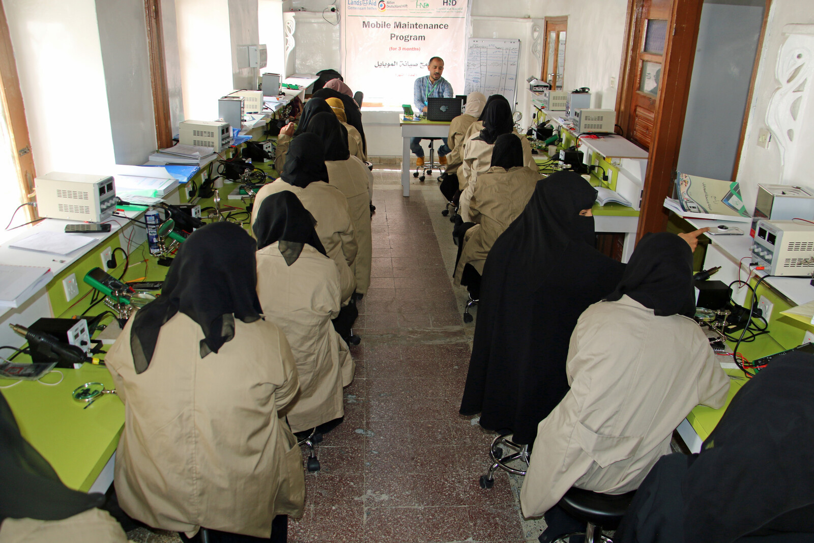 Chance für junge Menschen im Jemen: Junge Frauen in einem Handyreparaturkurs