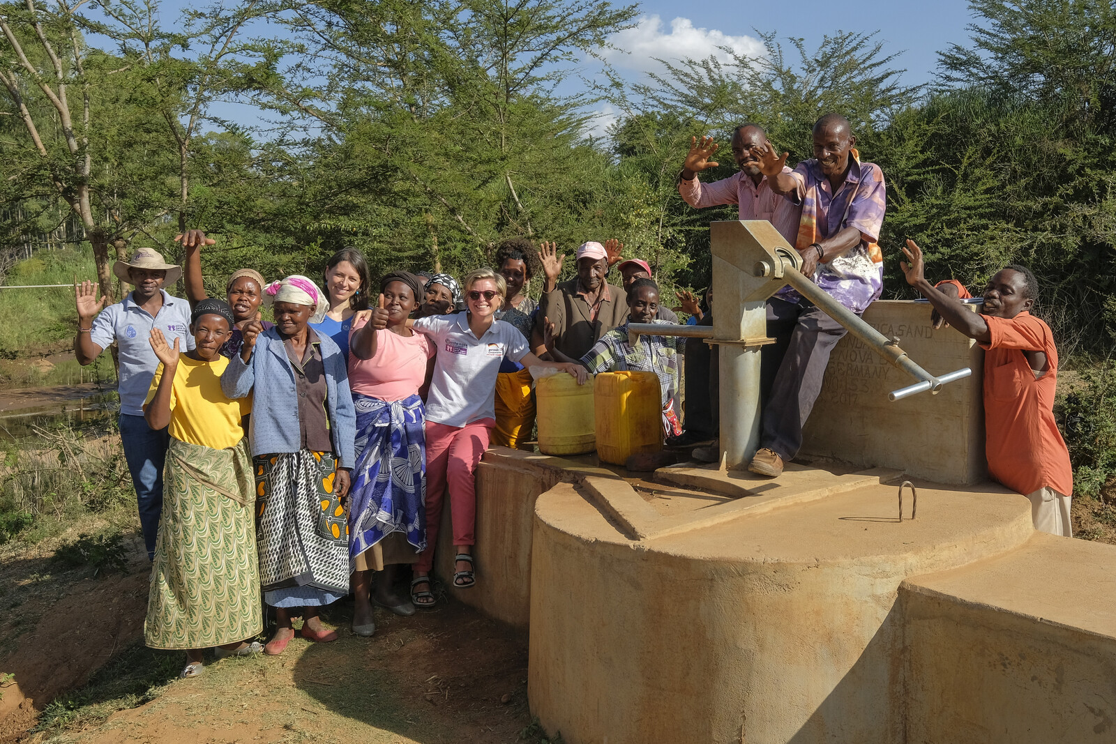 Menschen an einem Brunnen in Kenia